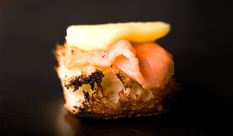 Pan de coca de Folgueroles con salmón y emmental
